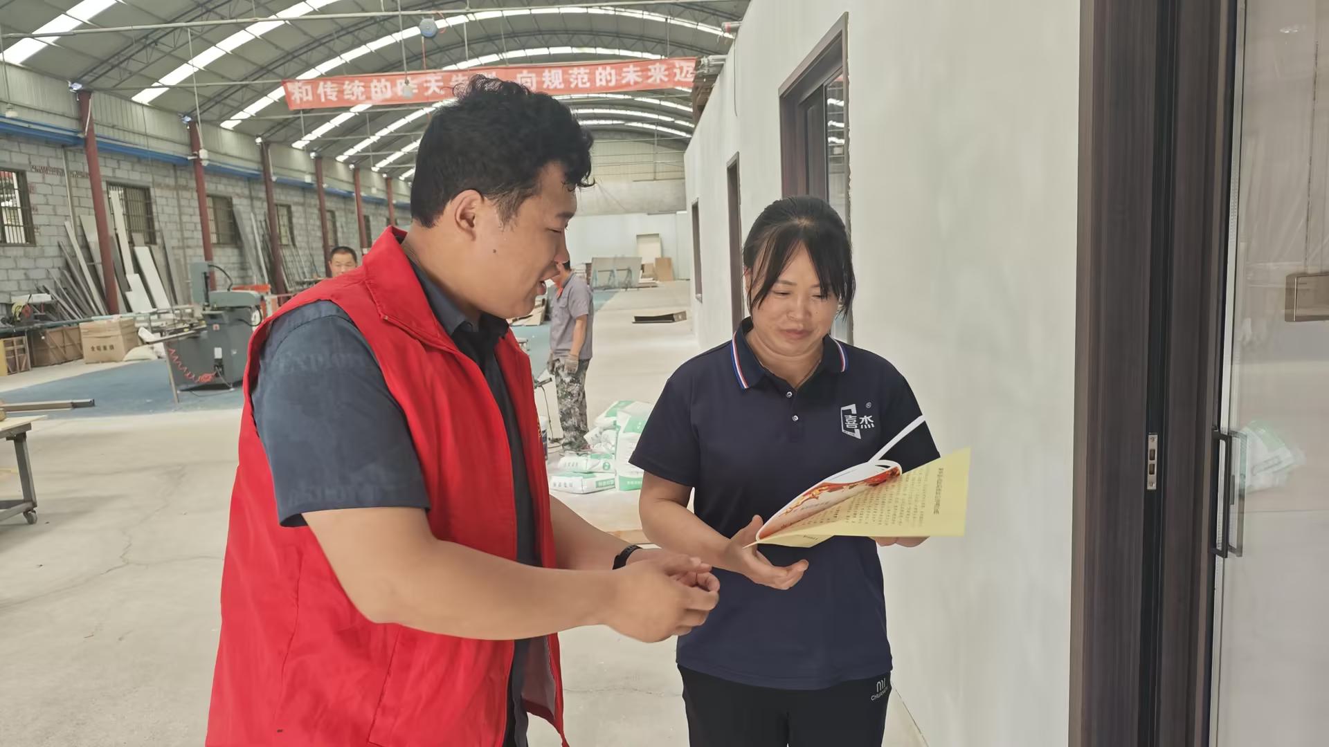 新乡市新乡县法学会到企业开展民法典宣传活动图片.jpg