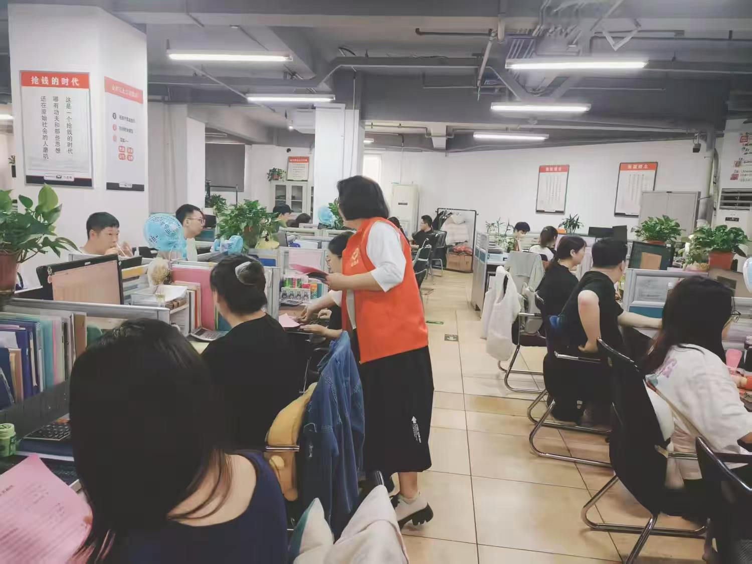 2.2新乡市卫滨区法学会南桥街道基层服务站开展民法典进企业法治宣传活动.jpg