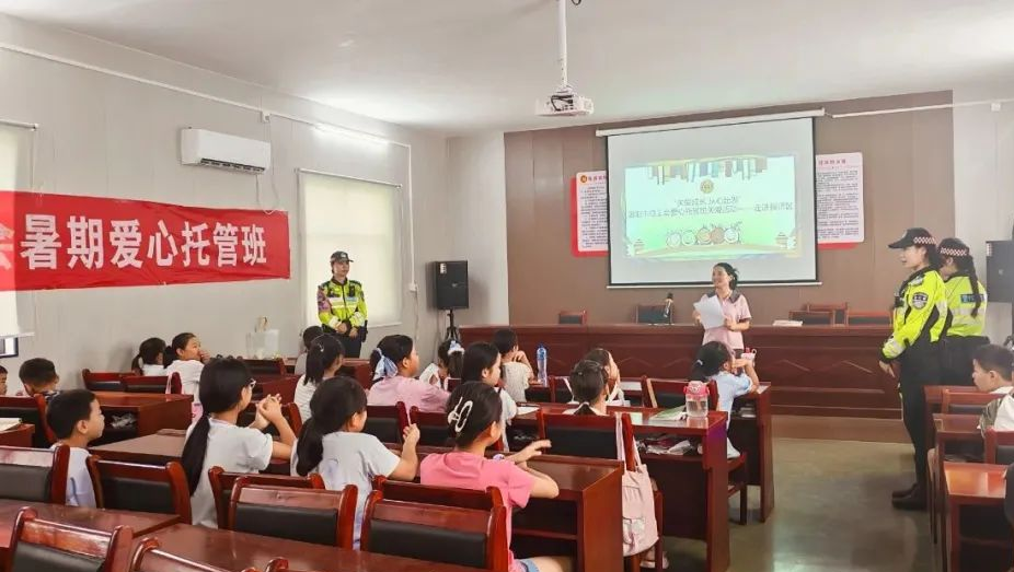 偃师区法学会联合市总工会、市交警支队铁骑大队开展“关爱成长 从心出发”暑期关爱活动