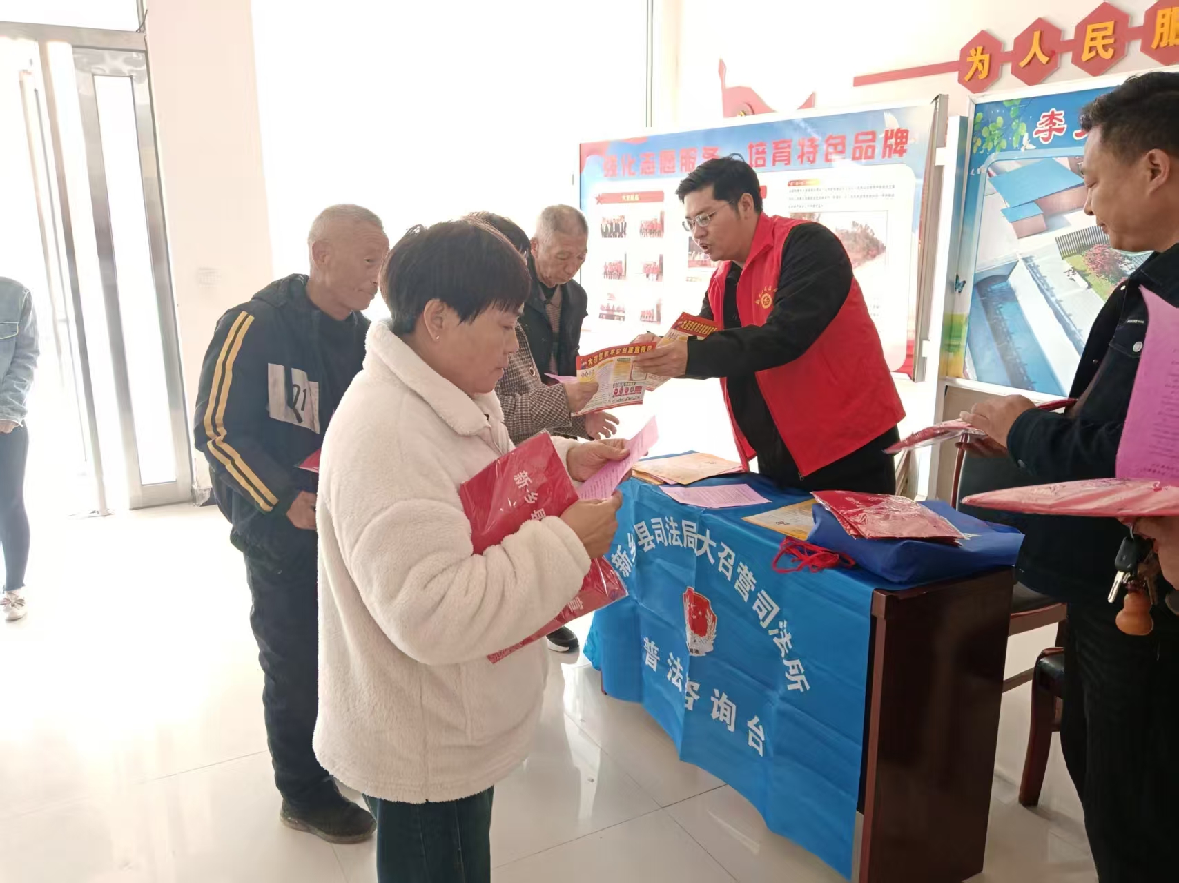 新乡市新乡县开展法伴安康活动图片.jpg